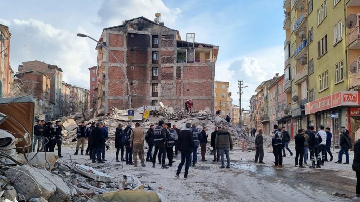 Malatya'da 5 katlı bina çöktü!