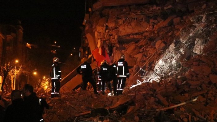 Adıyaman'da 4.5'lik deprem Malatya'da bina yıktı!