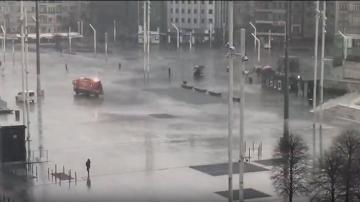 İstanbul'da beklenen fırtına ve kuvvetli sağanak yağış başladı