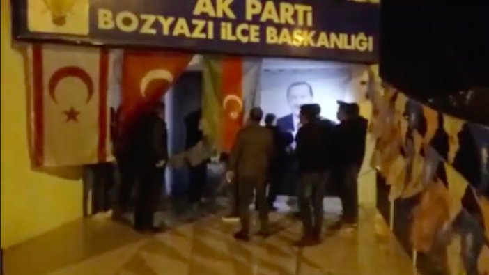 AKP üyeliğinden çoklu istifa: Dilekçelerini mandallarla astılar