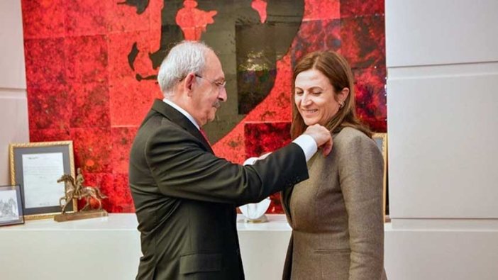 Tahir Elçi'nin eşi Türkan Elçi CHP'ye katıldı: Rozeti Kılıçdaroğlu taktı