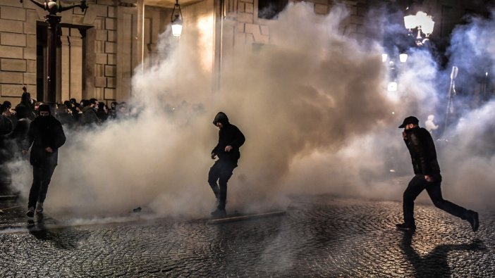 Paris'te emeklilik reformu karşıtı gösterilerde 71 kişi gözaltına alındı