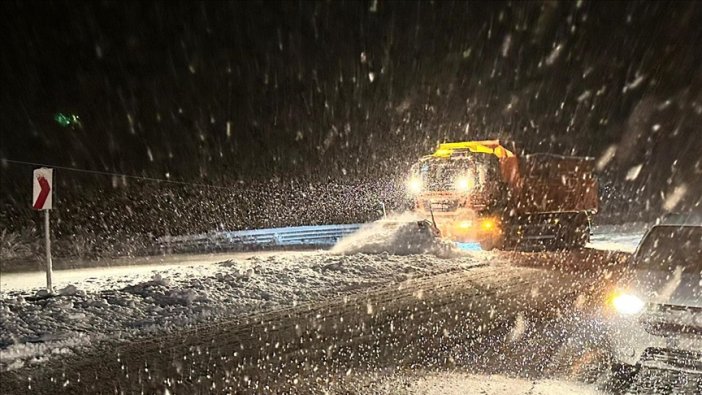 Bayburt Erzurum arası kar ve tipi nedeniyle ulaşıma kapandı