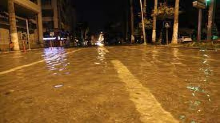 Hatay’ın İskenderun İlçesi’nde deniz seviyesi yükseldi, caddeler suyla doldu