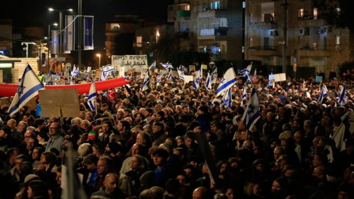 İsrail'de hükümetin yargı düzenlemesine karşı binlerce kişi sokağa döküldü