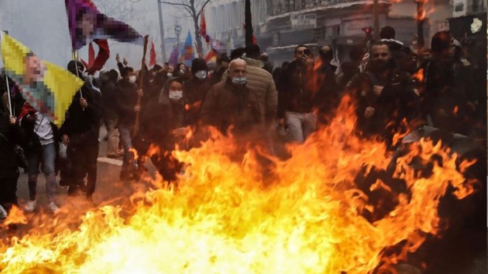 Fransa’da göstericiler Bordeaux Belediye binası ateşe verdi