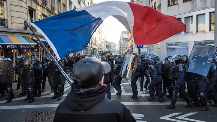 Fransa'da grev dalgası büyüyor! AB'den polis şiddetine sert tepki