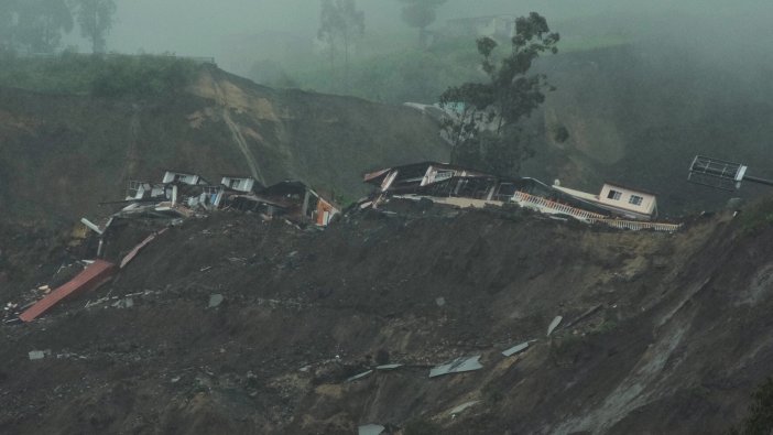 Ekvador'da toprak kaydı: 16 kişi hayatını kaybetti