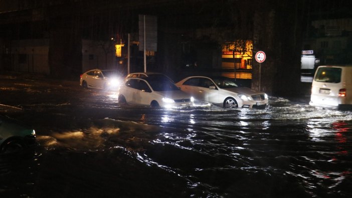 Sağanak yağış şimdi de Adana’yı esir aldı: Yollar göle döndü