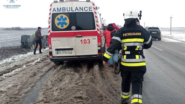 Ukrayna'da içi yolcu dolu otobüs devrildi: Çok sayıda yaralı var
