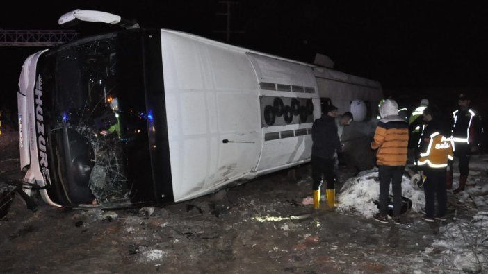 Sivas yolcu otobüsü devrildi: 1 ölü 25 yaralı
