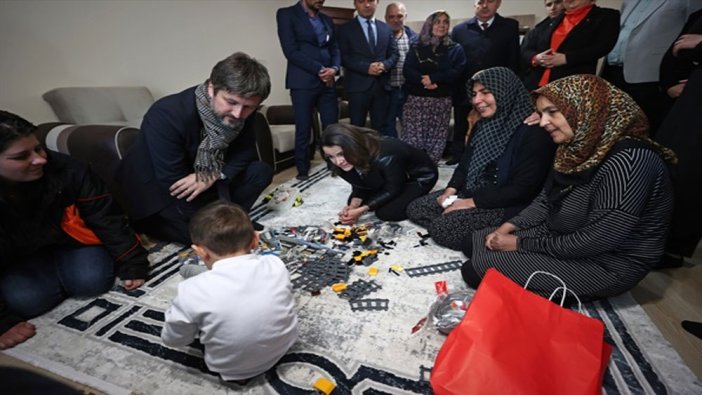 Macaristan Cumhurbaşkanı Novak, 5 yaşındaki depremzede Ahmet’i ziyaret etti!