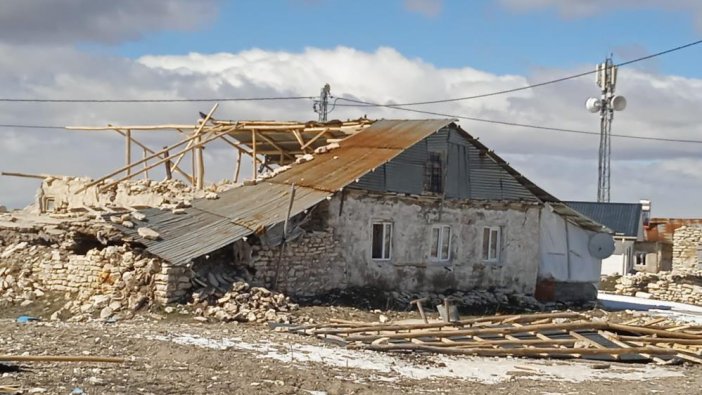 Malatya'da fırtına çatıları uçurdu