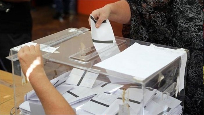 Bulgaristan'da halk seçim için sandık başında