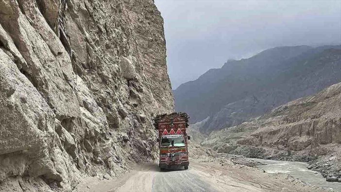 Pakistan'da toprak kayması nedeniyle yüzlerce araç yolda mahsur kaldı