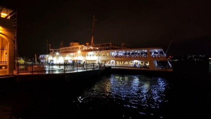 Eyüpsultan - Kadıköy vapuru yük gemisi ile karşı karşıya kaldı