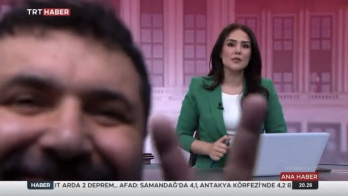 Kameraman TRT canlı yayınında kadraja girdi zafer işareti yaptı