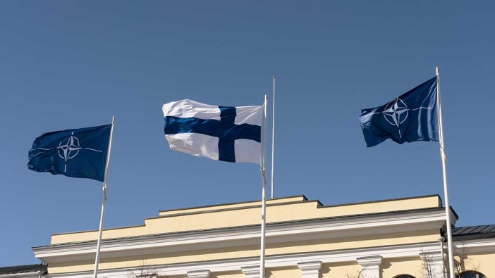 Helsinki'de tarihi görüntü: NATO bayrağı göndere çekildi