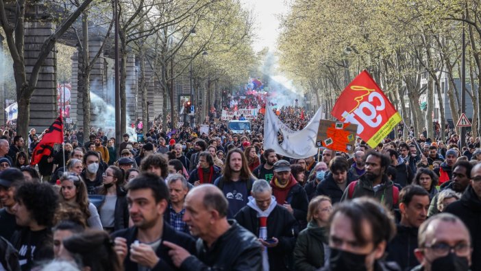 Emeklilik reformuna karşı sokaktalar! İşte Paris'te yaşananlar!