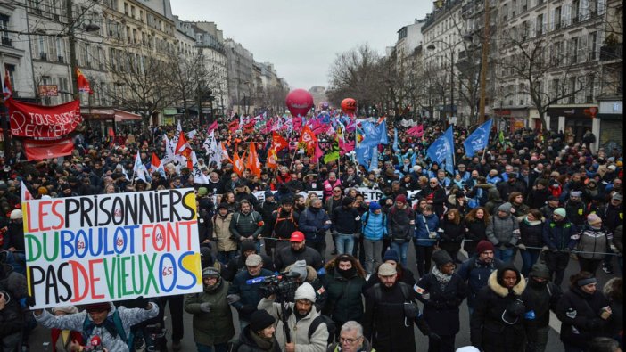 Fransa'da gösteri dalgası büyüyor: Orantısız güç kullanan polisler saf değiştirdi
