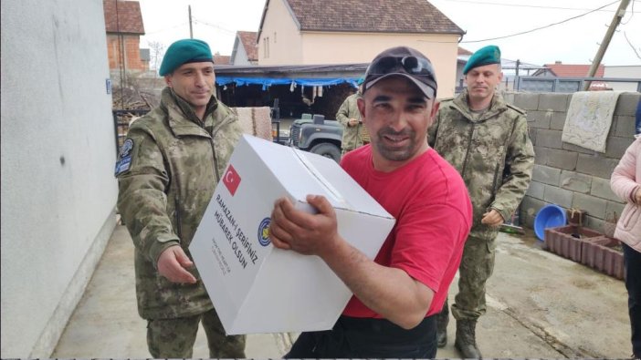 Türk askeri Kosova'da Ramazan kolisi dağıttı
