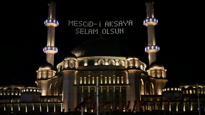 Taksim Camisi'ne ''Mescid-i Aksa'ya selam olsun''mahyasıyla süslendi