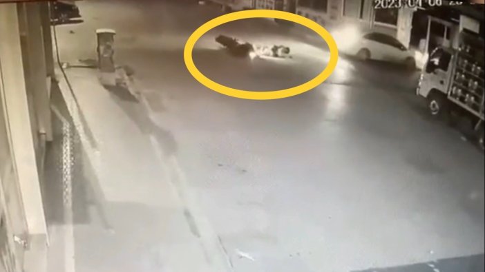 Mersin'de 2 kişinin yaralandığı kaza güvenlik kamerasına anbean yansıdı