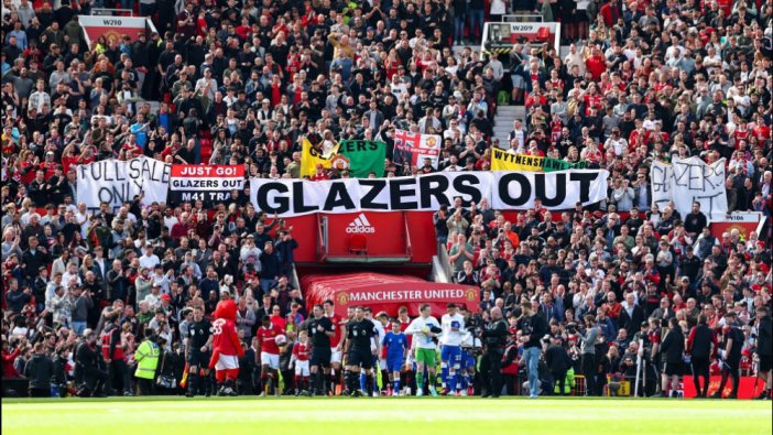 Manchester United taraftarlarından mesaj: Glazerlar defolun gidin!