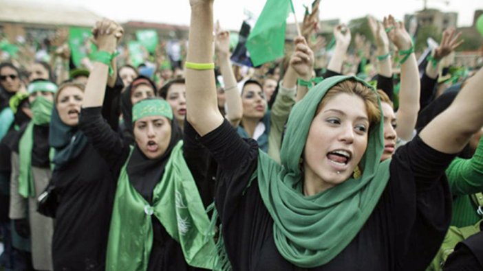 İran'da başörtüsü takmayan kadınları bulmak için sokaklara güvenlik kamerası yerleştirilecek