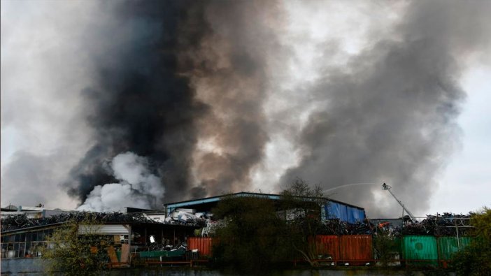 Depolama tesisinde korkutan yangın: 140 kişi tahliye edildi