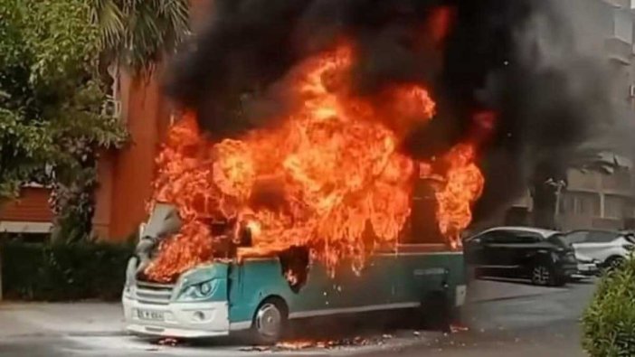 Adana'da park halindeki minibüs cayır cayır yandı