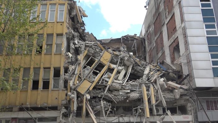 Kahramanmaraş'ta hasarlı bina çöktü: Son anda kurtuldular