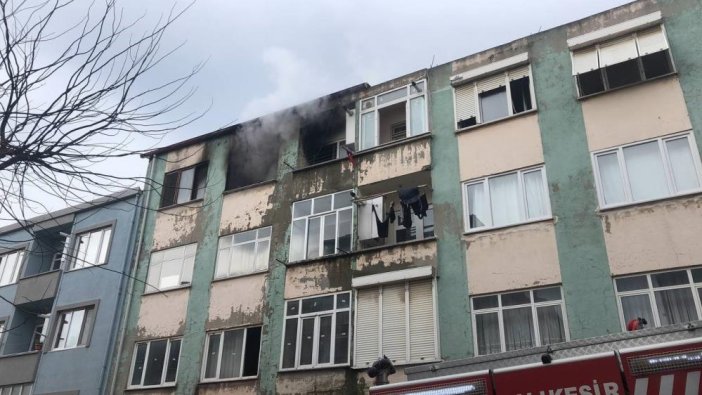Balıkesir'de ev yangını: Hastaneye kaldırıldılar