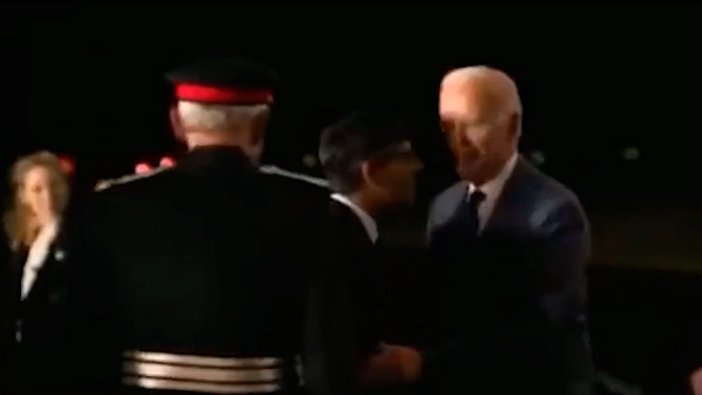 ABD Başkanı Biden İngiltere Başbakanını tanımadı: Kenara itip başkasını selamladı