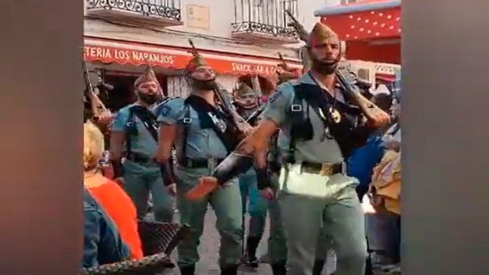 İspanyol askerlerinden gülümseten geçit yürüyüşü