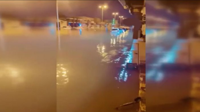 Suudi Arabistan’da cadde ve sokaklar suya gömüldü