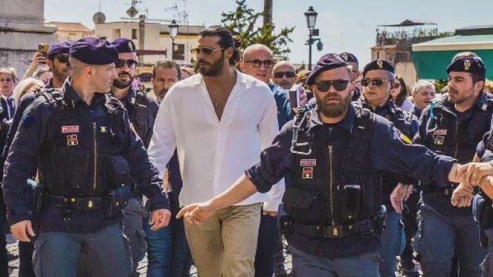 İtalya'da Can Yaman polis korumasıyla yürüdü!