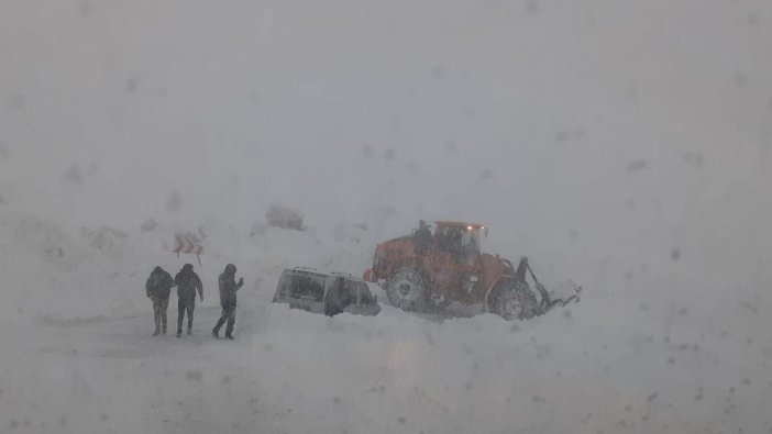 Karda mahsur kalan 4 kişi kurtarıldı
