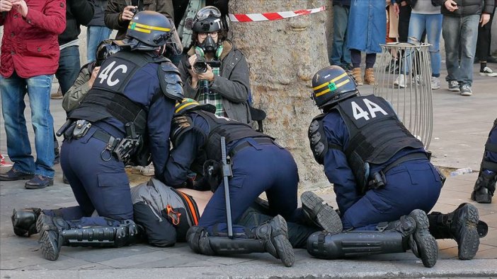 Paris'te emeklilik reformu karşıtı gösteride polis, milletvekiline copla müdahale etti