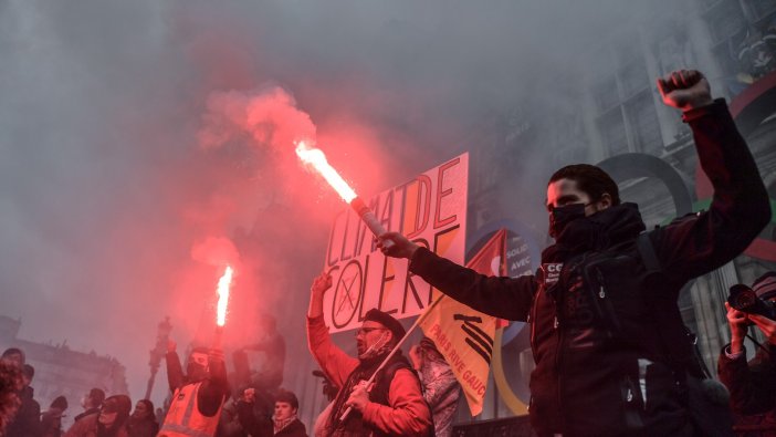 Fransa sokakları yeniden alev alev yanıyor: Tartışmalı yasaya karşı öfke yükselmekte