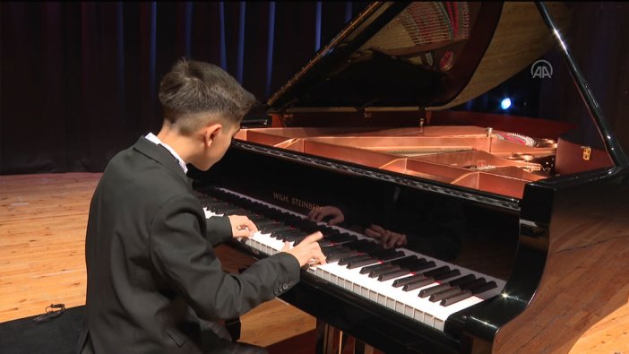 11 yaşındaki Türk Piyanist Uluslararası Mozart Yarışması'nda birinciliği kazandı