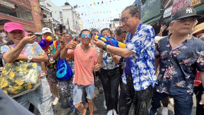 Tayland'da başbakan su savaşına katıldı!