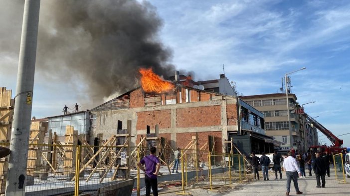Konya'da mağaza çatısı alev alev yandı