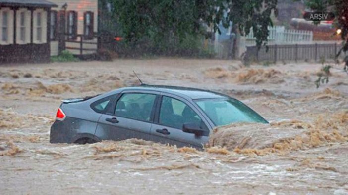 Meksika’da sel felaketi: Araçlar mahsur kaldı, ev ve işyerlerini su bastı!