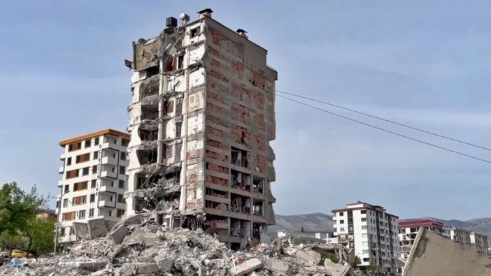 Ebrar Sitesi'nde ağır hasar alan binalar yıkılıyor