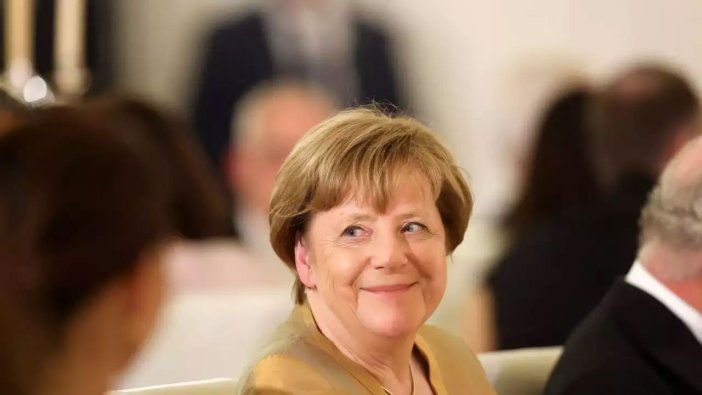 Eski Almanya Başbakanı Angela Merkel'e üstün hizmet ödülü verildi