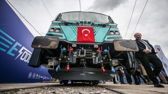 Bakan Dönmez'den yerli E5000 tip elektrikli lokomotifi inceledi
