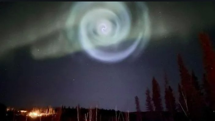 Alaska'da  galaksiyi andıran açık mavi gizemli sarmal görüntülendi!