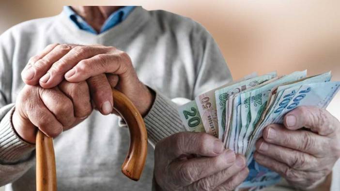 Emekliye ek zam gelecek mi? Emekli kök maaşı nasıl bulunuyor? En düşük emekli maaşında değişiklik olur mu?