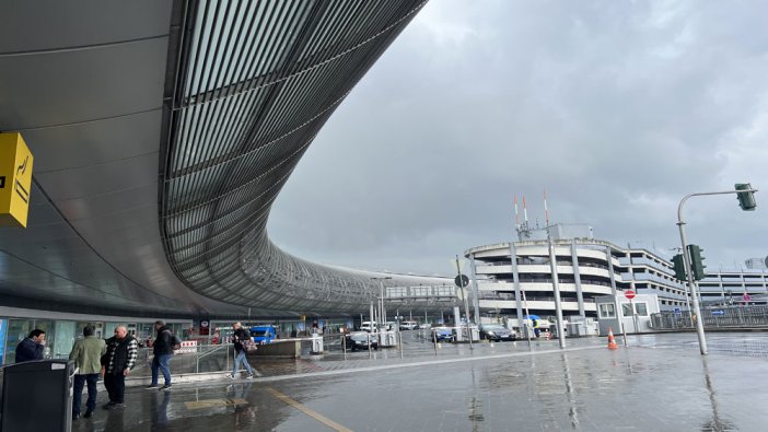 "Havalimanı grevi" 100 binden fazla yolcuyu etkiliyor